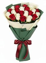 Букет Микс из красных и белых роз в Кирпильской