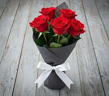 Букет 5 Красных роз Эдлесс Лав в Кирпильской