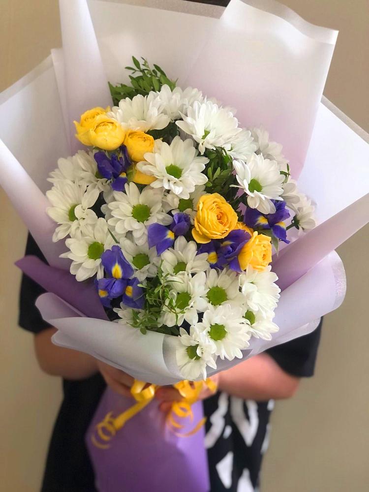 Букет цветов из: Ирисы, Хризантемы и Розы в Кирпильской