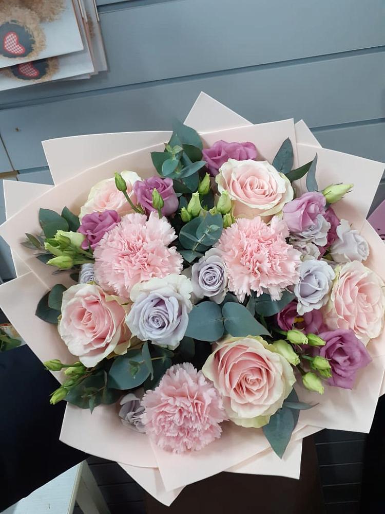 Букет цветов из: Розы, Гвоздики и Лизиантусы в Кирпильской